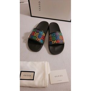 Gucci slides size 9 in men fits a women 8.5